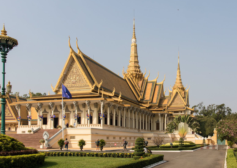 royal-apalace-cambodia-01